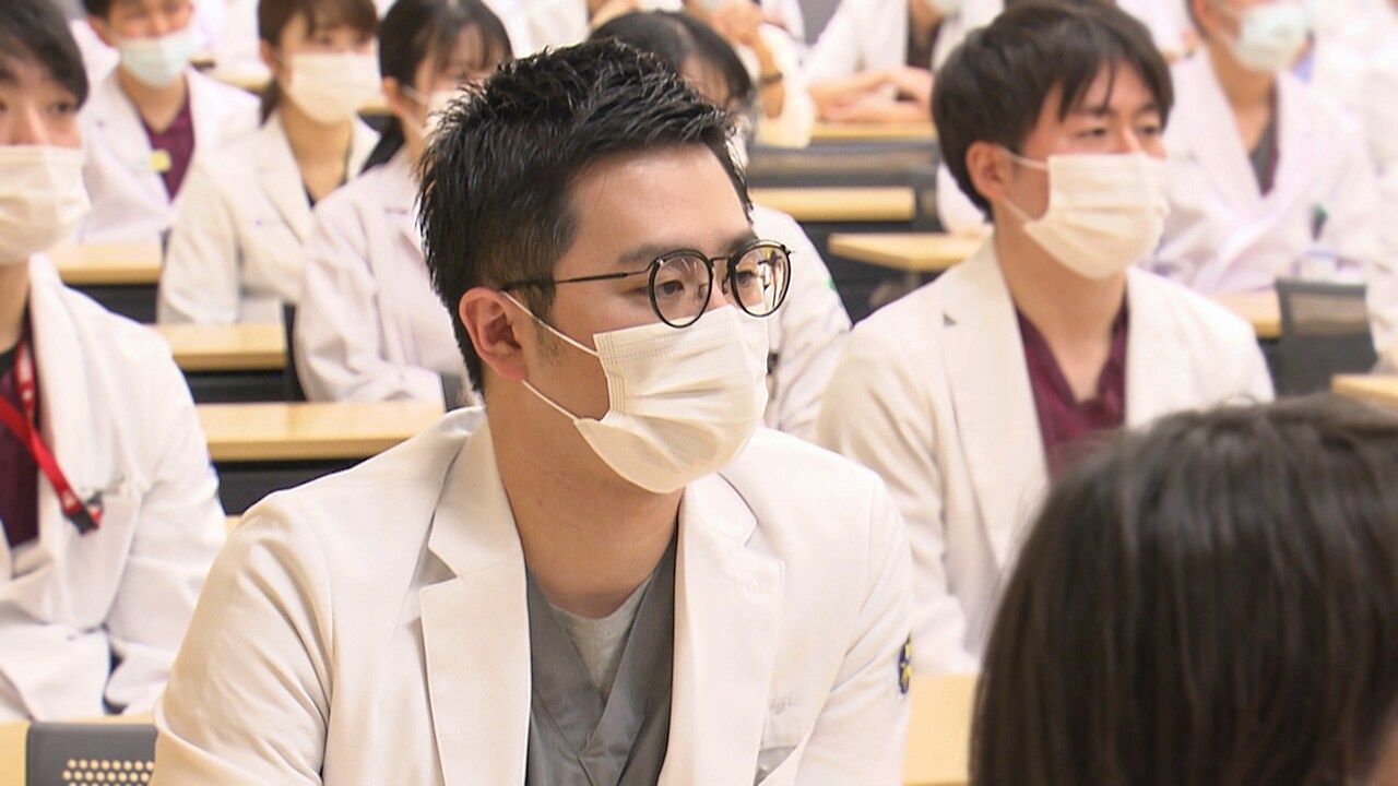 「その鼓動に耳をあてよ」より、研修医（当時）の櫻木佑。