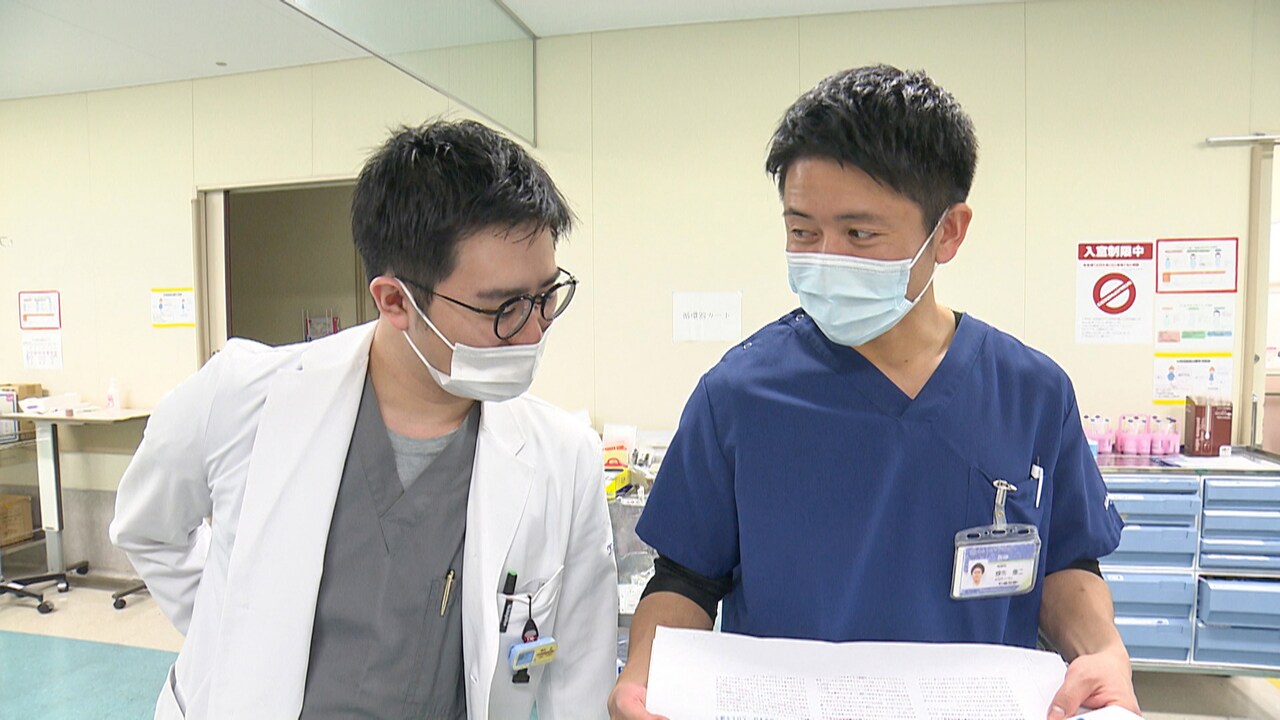 「その鼓動に耳をあてよ」より、左から櫻木佑、蜂矢康二。