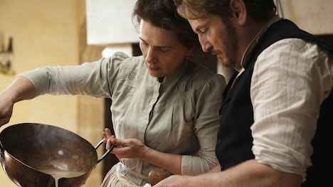 左からウージェニー役のジュリエット・ビノシュ、ドダン役のブノワ・マジメル。