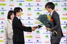 第48回報知映画賞の表彰式の様子。左から神木隆之介、山崎貴。