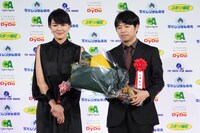 左から板谷由夏、石井裕也。