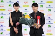 左から板谷由夏、石井裕也。