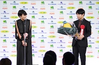 左から板谷由夏、石井裕也。