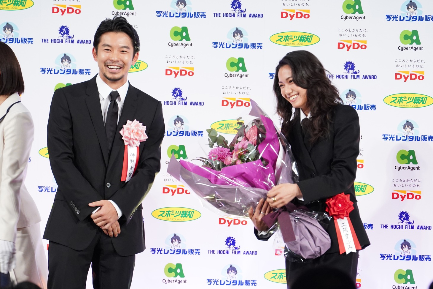 左から仲野太賀、二階堂ふみ。