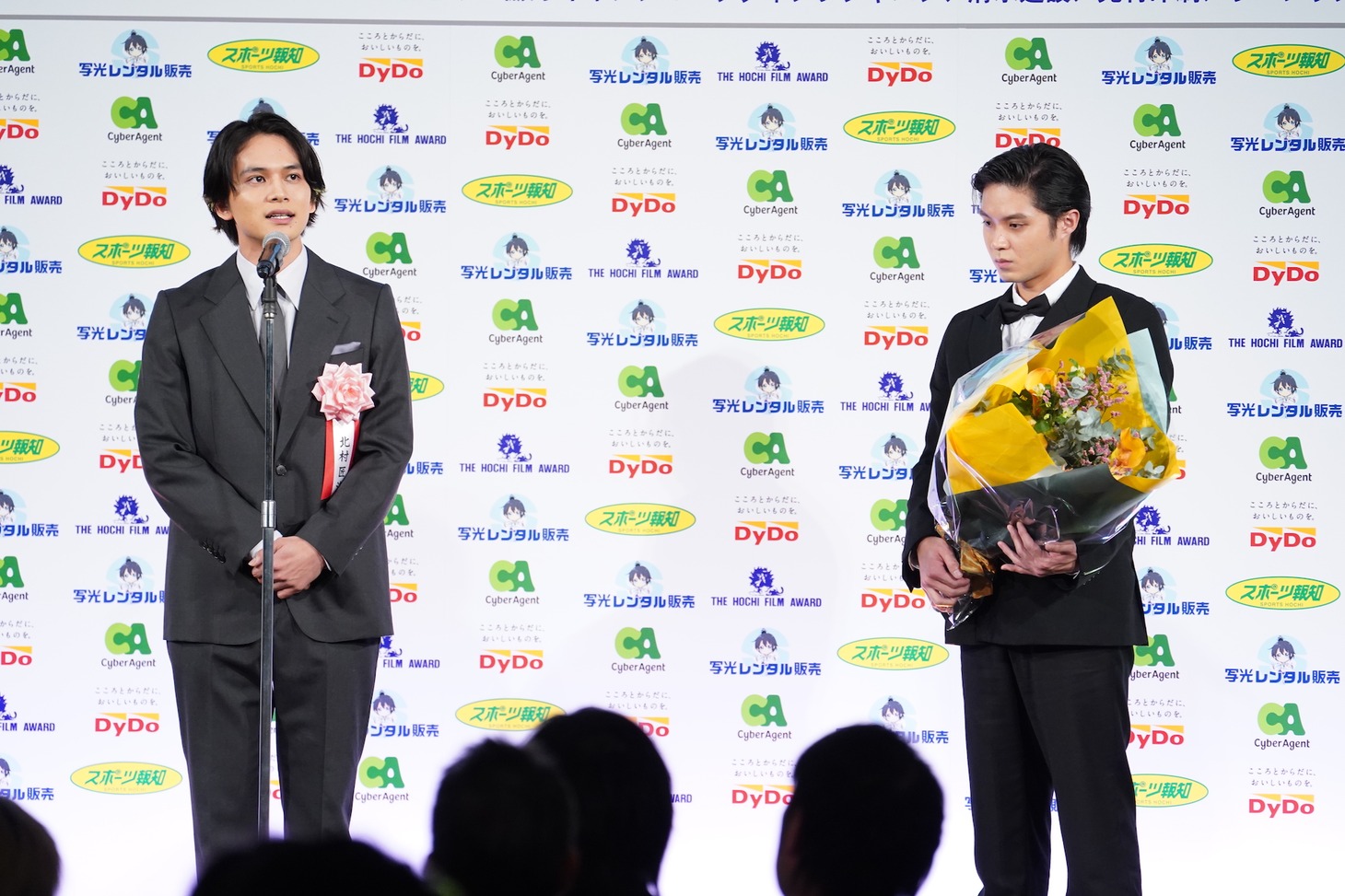 左から北村匠海、磯村勇斗。