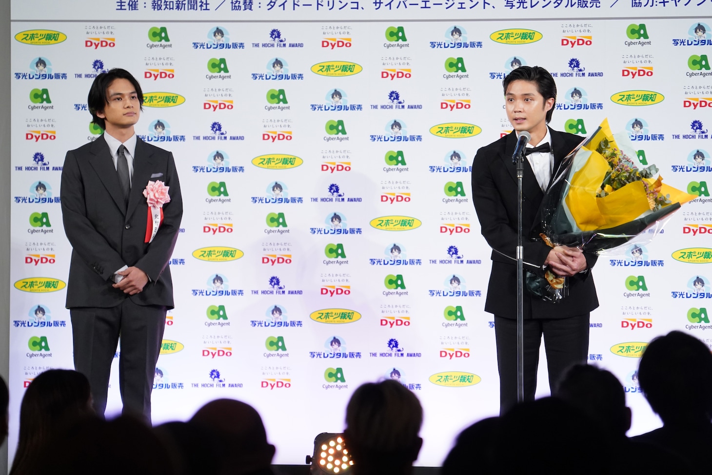 左から北村匠海、磯村勇斗。