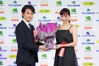 左から古沢良太、綾瀬はるか。