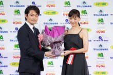 左から古沢良太、綾瀬はるか。