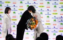 抱擁する佐藤浩市（中央左）と横浜流星（右）。