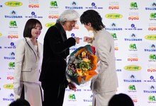 拳を合わせる佐藤浩市（中央左）と横浜流星（右）。