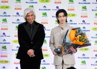 左から佐藤浩市、横浜流星。