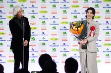 左から佐藤浩市、横浜流星。