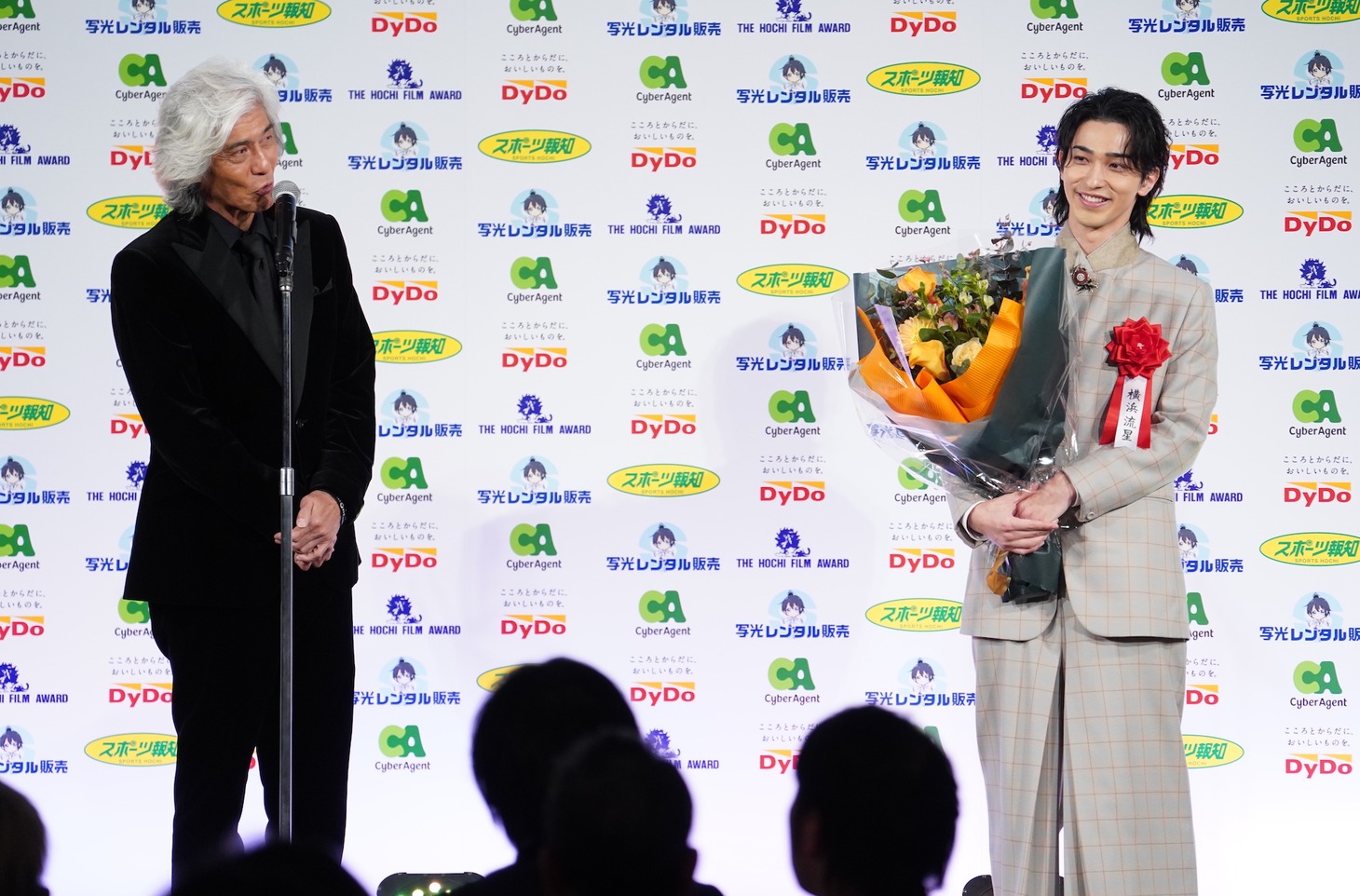 左から佐藤浩市、横浜流星。