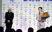 左から佐藤浩市、横浜流星。