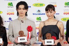 第48回報知映画賞の表彰式の様子。左から横浜流星、綾瀬はるか。