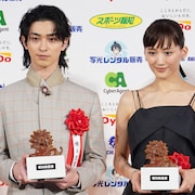 綾瀬はるかを古沢良太、横浜流星を佐藤浩市が祝福 報知映画賞の主演賞に輝く