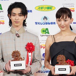 綾瀬はるかを古沢良太、横浜流星を佐藤浩市が祝福 報知映画賞の主演賞に輝く
