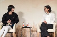 こっそり話をしていたソフィア・ブテラ（右）とペ・ドゥナ（左）。