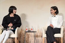 こっそり話をしていたソフィア・ブテラ（右）とペ・ドゥナ（左）。