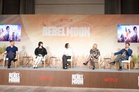 ザック・スナイダー（右端）の長めな思い出話を、微笑ましそうに聞く一同。