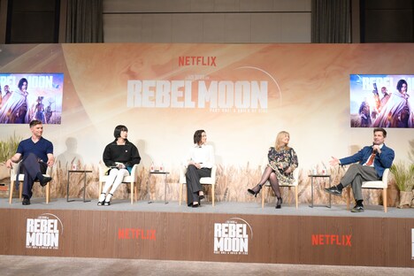 ザック・スナイダー（右端）の長めな思い出話を、微笑ましそうに聞く一同。