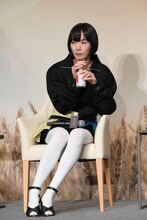 ドリンクを飲むペ・ドゥナ。