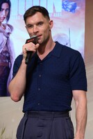 ステージの転換中、思い出話で間をつなぐエド・スクライン。