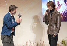 池崎理人（右）を笑顔で迎え入れるザック・スナイダー（左）。