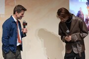 お辞儀をし合うザック・スナイダー（左）と池崎理人（右）。