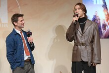 緊張しながら映画の感想を伝える池崎理人（右）と、その様子を見守るザック・スナイダー（左）。