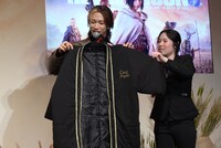 半纏を紹介する池崎理人（左）。