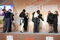 半纏をスタッフに着せてもらう登壇者たち。