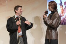 半纏を気に入ったザック・スナイダー（左）と安心した様子の池崎理人（右）。