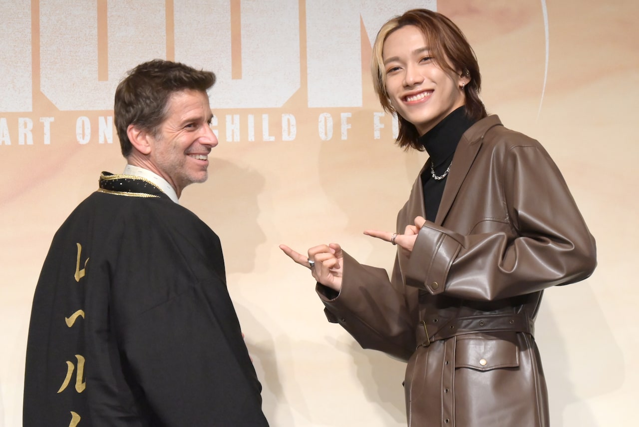 「REBEL MOON」INI池崎理人、ザック・スナイダーらに半纏贈る「これで寒い冬を越して」