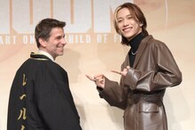 「REBEL MOON：パート1 炎の子」日本＆アジア合同記者会見より、池崎理人（右）にプレゼントされた半纏がすっかり気に入った様子のザック・スナイダー（左）。