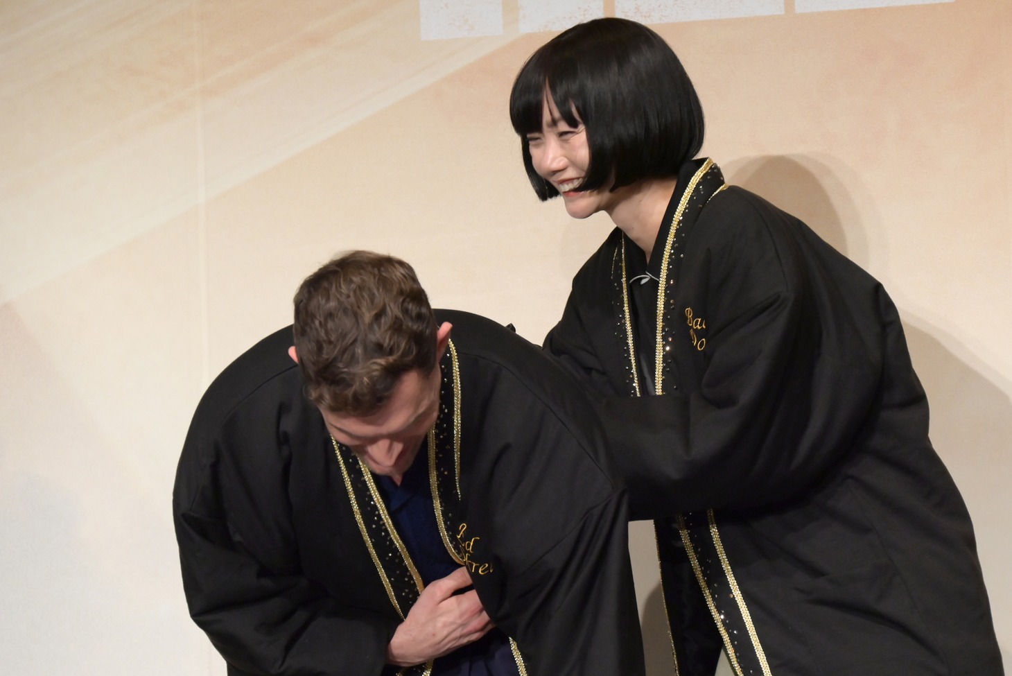 フォトセッションの合間に、2人で戯れていたエド・スクライン（左）とペ・ドゥナ（右）。