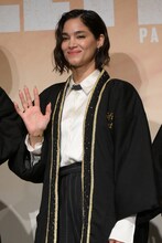 手を振るソフィア・ブテラ。