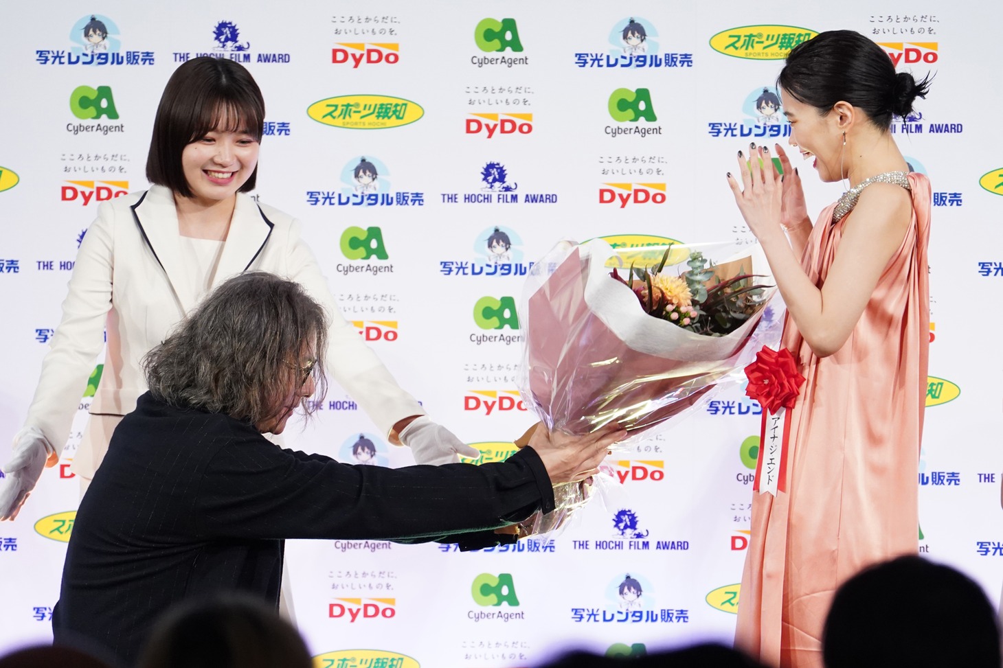 アイナ・ジ・エンド（右）に花束を差し出す岩井俊二（左）。