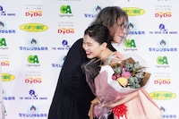 左から岩井俊二、アイナ・ジ・エンド。