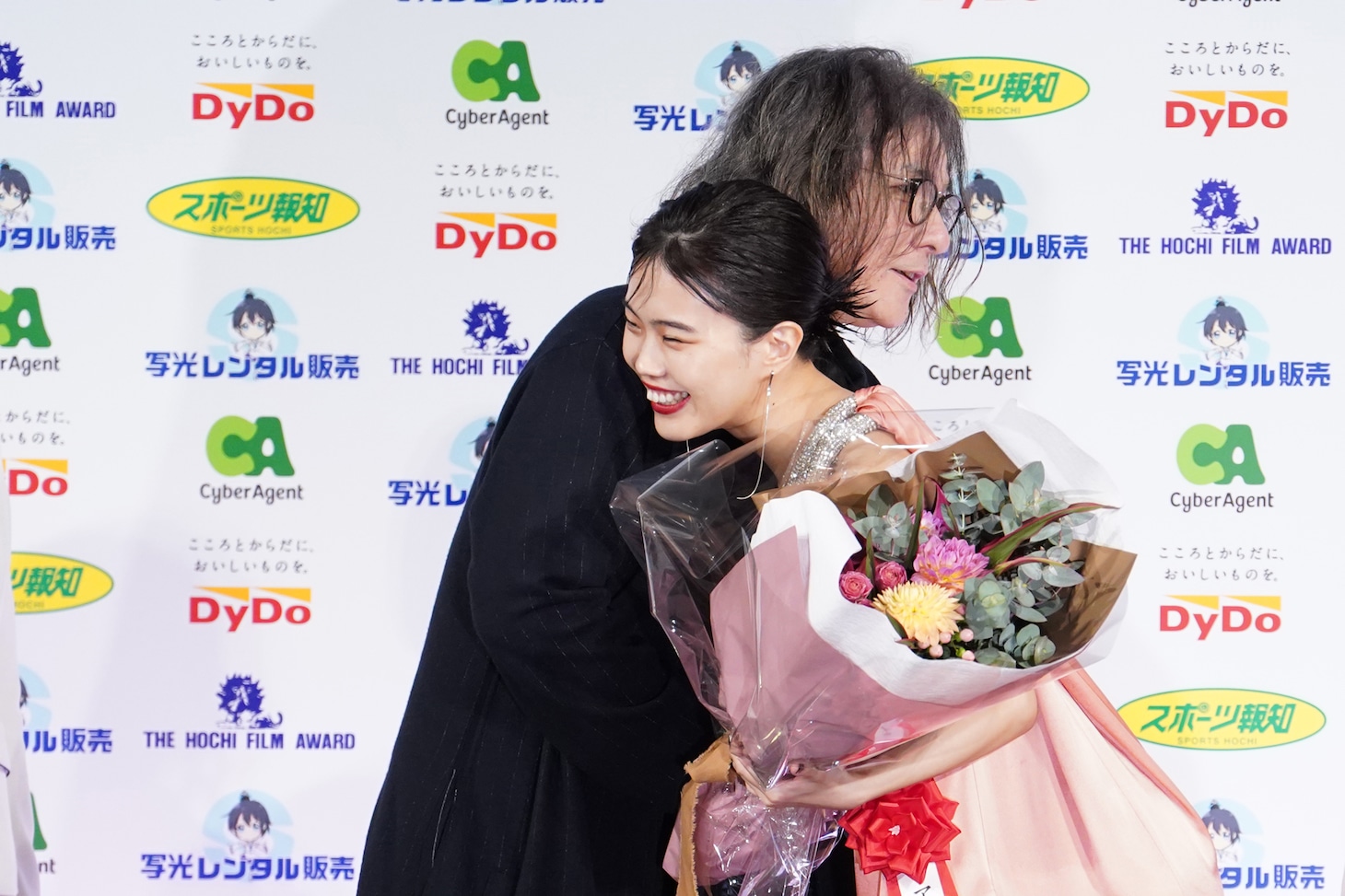 左から岩井俊二、アイナ・ジ・エンド。