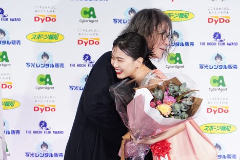 左から岩井俊二、アイナ・ジ・エンド。