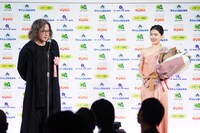 左から岩井俊二、アイナ・ジ・エンド。