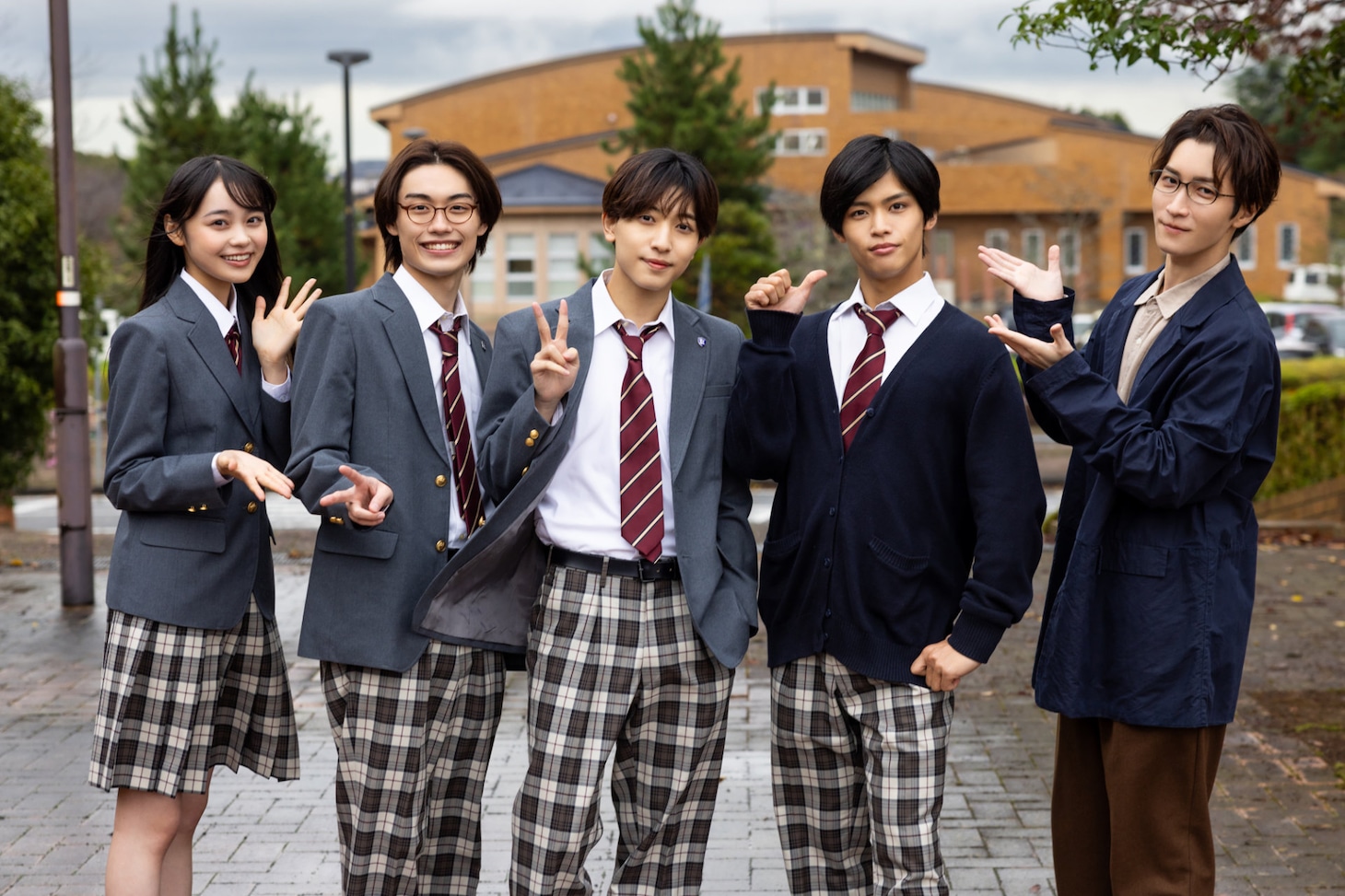 左から林芽亜里、檜山光成、中村嶺亜、菅田琳寧、渡辺翔太。