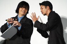 「今年の漢字」を相談する岡山天音（左）と仲野太賀（右）。