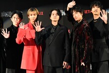 左から本郷奏多、志尊淳、北村匠海、綾野剛、上杉柊平。