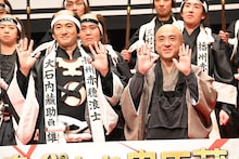 映画「身代わり忠臣蔵」完成報告会見の様子。左から永山瑛太、ムロツヨシ。