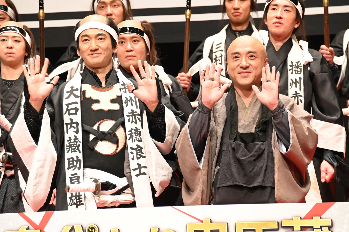 映画「身代わり忠臣蔵」完成報告会見の様子。左から永山瑛太、ムロツヨシ。