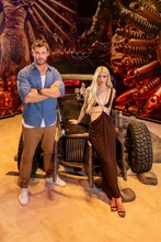 左からクリス・ヘムズワース、アニャ・テイラー＝ジョイ。