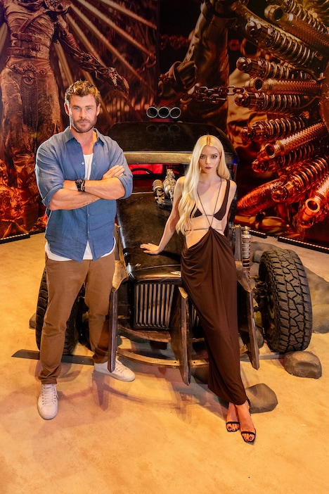 左からクリス・ヘムズワース、アニャ・テイラー=ジョイ。