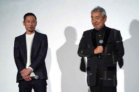 左から西村義明、寺尾聰。